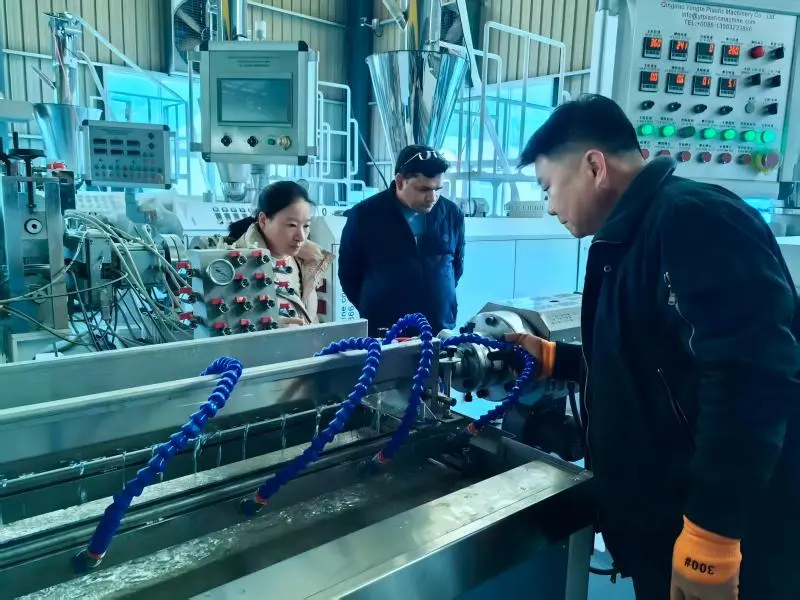 Машина для изготовления резиновых ирригационных труб работает на месте для клиента из Индии