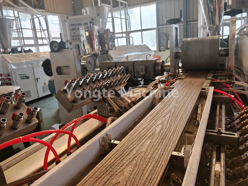 Компания Yongte помогла клиенту оптимизировать линию экструзии профилей ДПК, что привело к повышению эффективности производства на 40%.