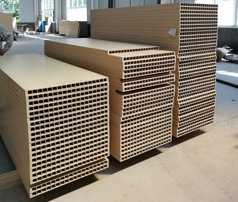 Какие пластиковые материалы подходят для изготовления дверей из ДПК?