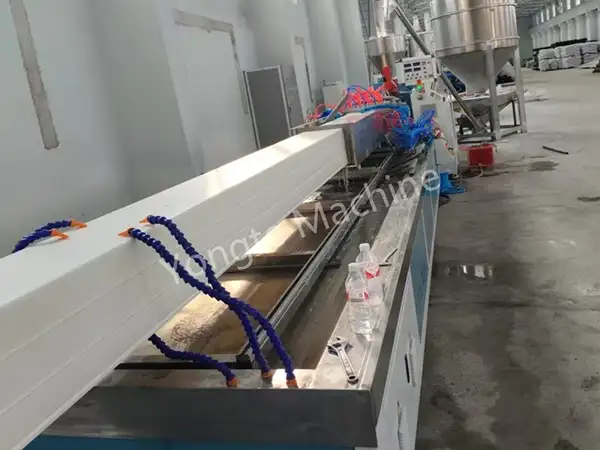 Китайская машина для производства профилей водосточных желобов из ПВХ