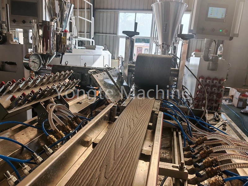 Машина превращает пластиковые отходы в профиль WPC