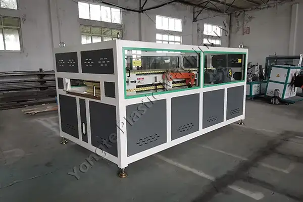 Русская машина для изготовления дверей из ДПК
